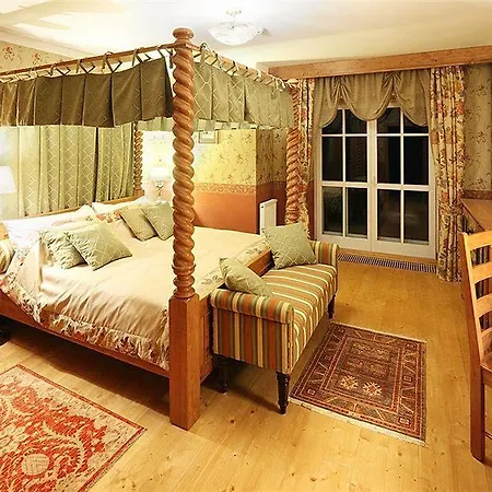 Pod Jasany فندق